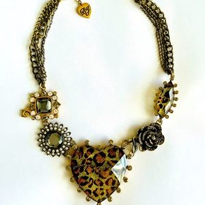 Betsey Johnson Leopard Heart Necklace 🐆 ❤️ This is  very nice statement piece.